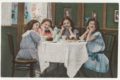 Piirroskuvassa nuoria tyttöjä kahvipöydässä.