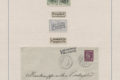 Sivulle kiinnitettyinä allekkain tekstit Laivaleimoja, Ångbåtstämplar, Muita leimoja, Övriga stämplar, Frånutlandet, kaksi vihreää postimerkkiä, Paquebot-teksti, kaksi vaalean sinistä postimerkkiä, tekstit Laivakirje, Paquebot sekä kirje, jossa on leimat, postimerkki ja käsinkirjoitettu osoite.