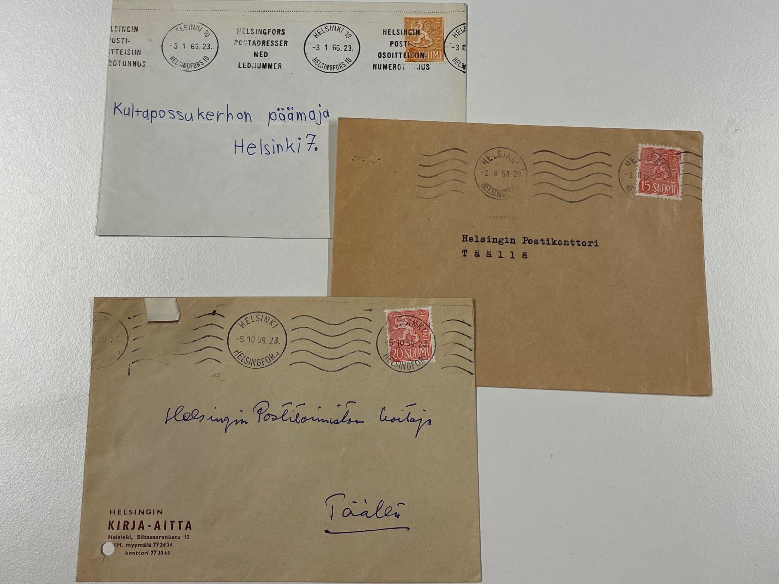 Kolme kirjekuorta 1950- ja 60-luvuilta, joissa osoitetiedot eivät ole täydelliset.