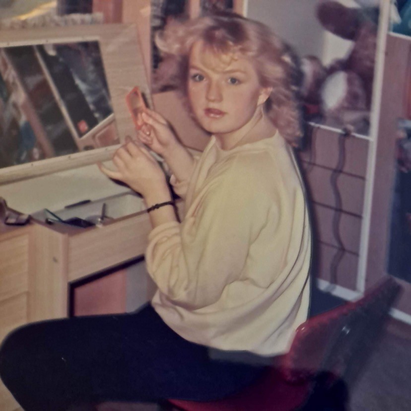 Nuori nainen meikkaamassa 1980-luvun lopulla.