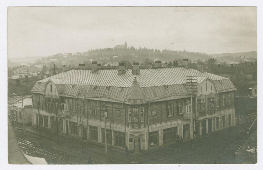 vanha rakennus mustavalkoisessa valokuvassa
