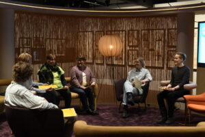 Ihmisiä istuu tuoleilla ringissä.