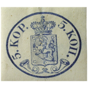 Pyöreä sininen leima, jossa leijonavaakuna, kruunu, kaksi postitorvea ja sivuilla suomeksi ja venäjäksi teksti 5 kop