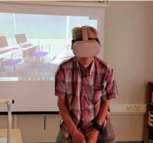 Ihminen VR-lasit päässä.