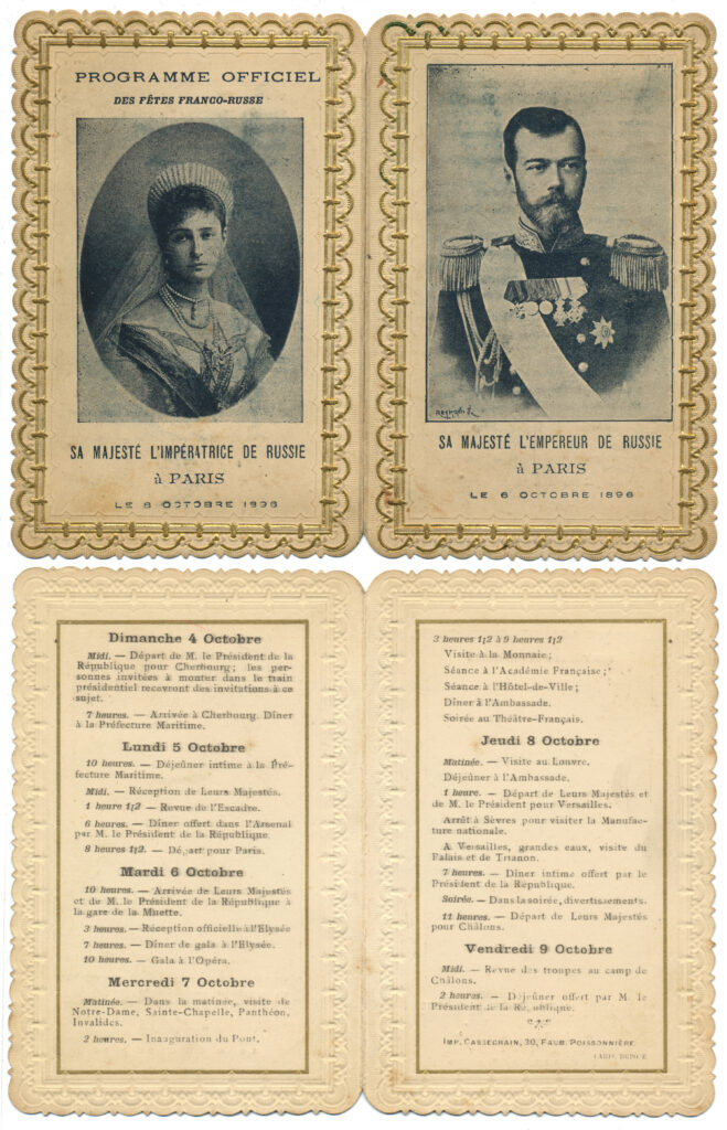 Kuvasarja taitettavasta postikortista, jossa on neljä sivua. Ylimmissä on Nikolai IIn ja tämän vaimon kuvat sekä ranskaksi otsikkona virallisesta ohjelmasta. Alimmissa sivuissa on ranskaksi ohjelmat. Kortin reunat ovat koristeelliset.