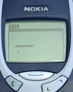 vanha matkapuhelin 3310.