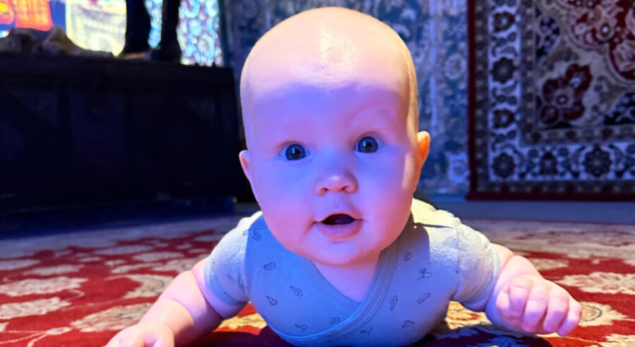 Vauva matolla katse kameraan.