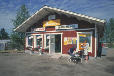 Puurakenteinen punaiseksi maalattu myymälärakennus.