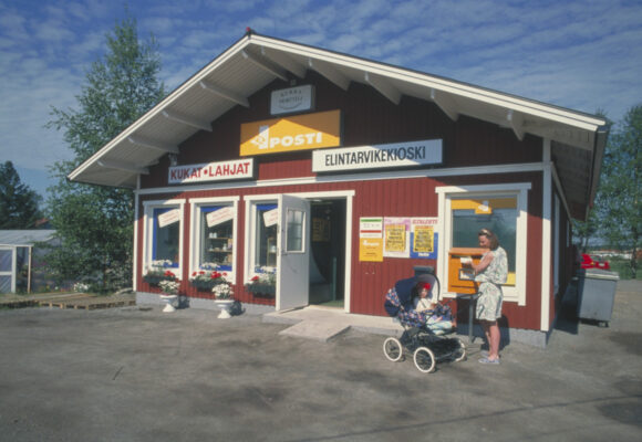 Puurakenteinen punaiseksi maalattu myymälärakennus.