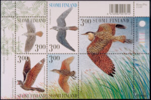 Värikäs postimerkkiarkki, jossa on Erik Bruunin piirtämänä viisi erilaista lintua.