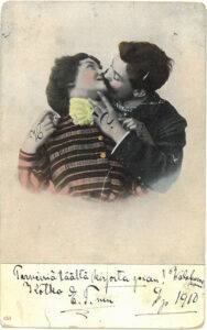 nainen ja mies ylävartalot kuvattuna suutelemassa postikortissa.