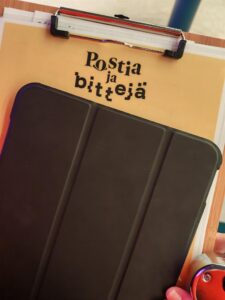 musta tabletti ja kirjoitusalusta.