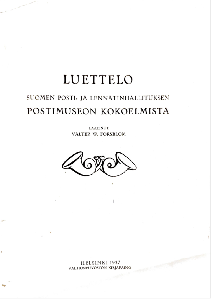 Mustavalkoinen kuva lehtisen kannesta, kansikuvana 2 ristikkäistä postitorvea. Lehtisen nimi on Luettelo Suomen Posti- ja lennätinhallituksen Postimuseon kokoelmista.