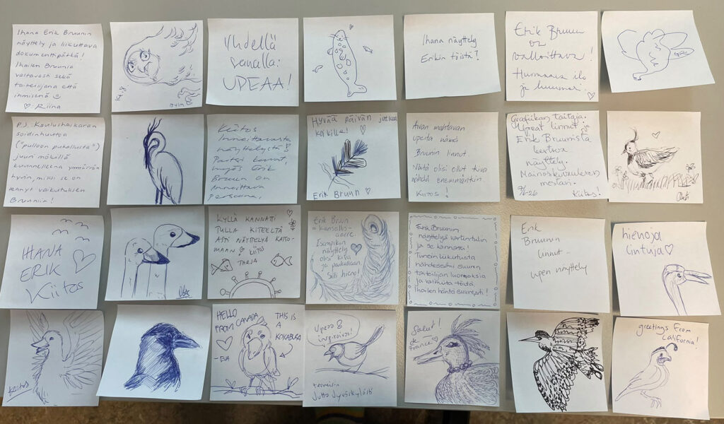 Siisteihin riveihin liimattuja valkoisia post-it -lappuja, joissa on piirustuksia ja tekstejä.